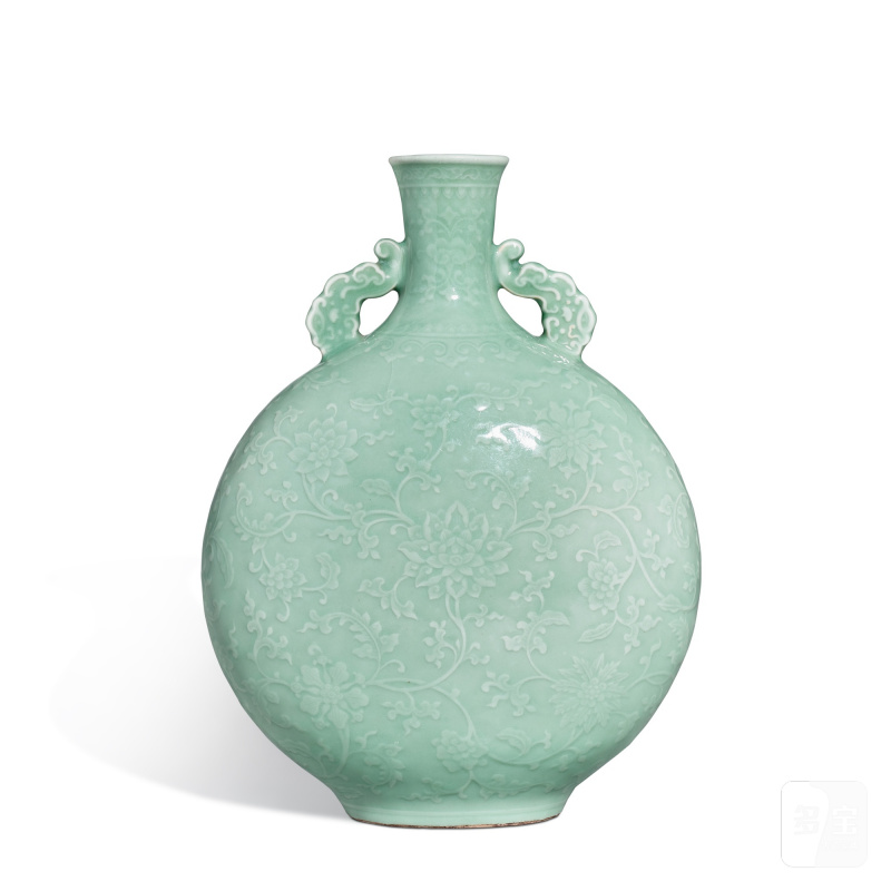 A celadon-glazed moulded 'lotus' moonflask, Qing dynasty, 19th century | 清十九世紀 青釉模印蓮紋抱月瓶 - 图1